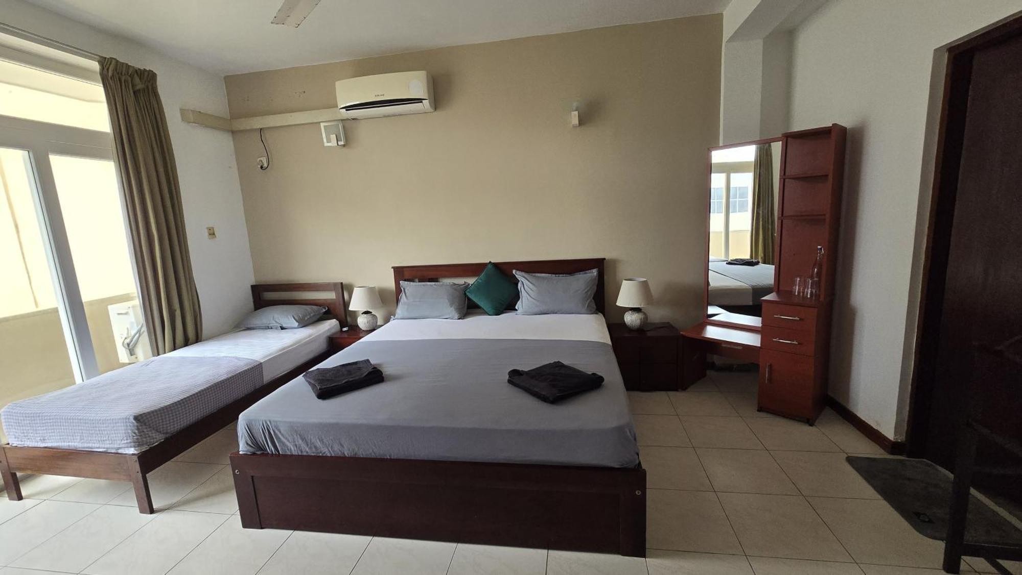 Palmyrah Residencies Hotel Коломбо Екстериор снимка