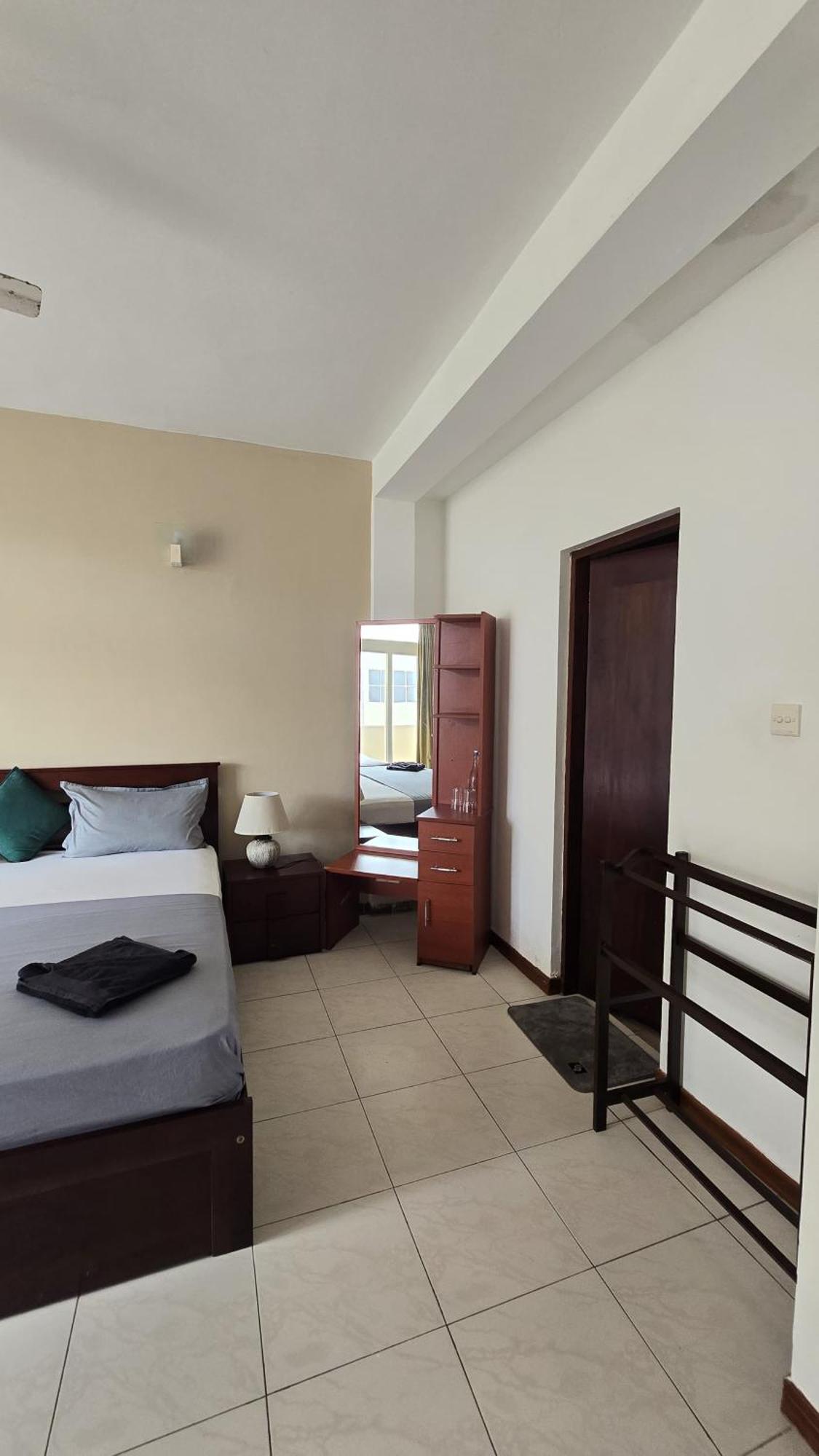 Palmyrah Residencies Hotel Коломбо Екстериор снимка